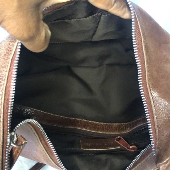 IRIS TYLER cognac brown distressed genuine leather shoulder handbag. - Picture 14 of 15